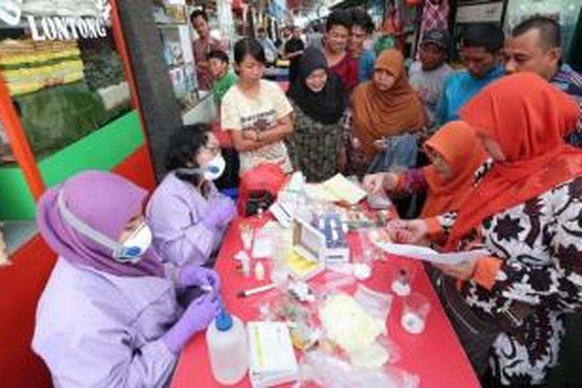 Petugas Balai Besar Badan Pengawasan Obat dan Makanan (BPOM) DKI Jakarta menguji sampel makanan yang diambil dari pedagang makanan saat inspeksi mendadak di pusat jajanan Kampung Lima, di kawasan Sabang, Jakarta Pusat, Jumat (22/5). Pada kesempatan itu, banyak ditemukan bahan makanan yang mengandung boraks dan formalin.