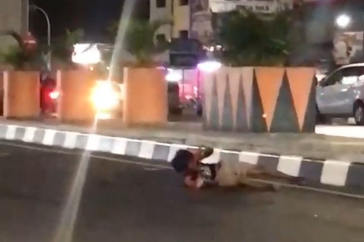 Viral video seorang pria diduga orang dengan gangguan jiwa (ODGJ) dikeroyok oleh dua pemuda hingga terlempar ke jalanan dan tertabrak motor di Jl AP Pettarani, Makassar.