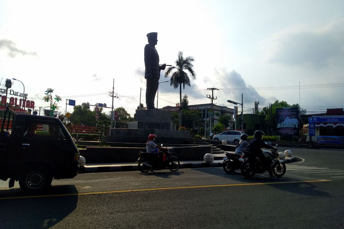 Suasana Simpang Empat Herlingga, Kota Blitar dimana sistem ETLE telah diujicobakan sejak 4 April lalu, Rabu (13/4/2022)