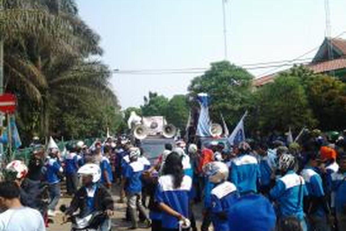 Ratusan buruh di Tangerang yang tergabung dalam Konfederasi Pekerja Seluruh Indonesia (KPSI) menggelar aksi demo menuntut kenaikan upah 30 persen di Jalan Marsekal Surya Dharma, Kota Tangerang, Rabu (30/4/2014).