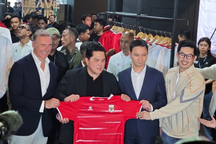 Ketum PSSI, Erick Thohir, saat peluncuran jersey terbaru Timnas Indonesia oleh aparel Kelme