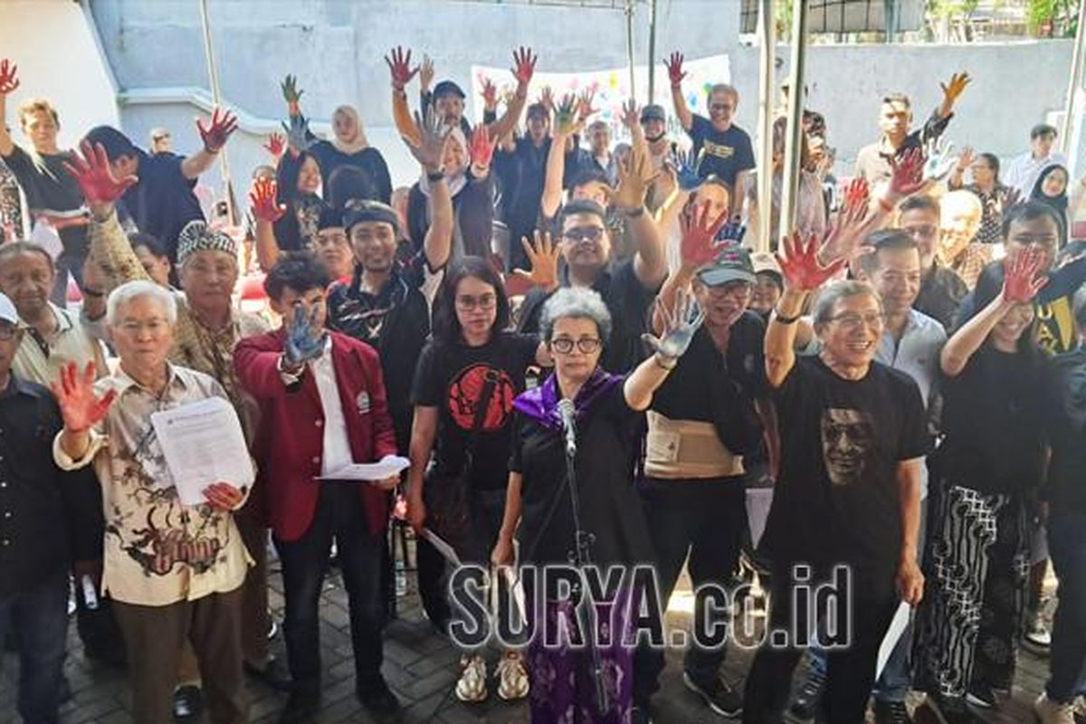 Koalisi Masyarakat Sipil Surabaya menggelar panggung rakyat yang menolak penulisan ulang sejarah Indonesia yang menghapus kejahatan kemanusiaan dan kasus HAM.