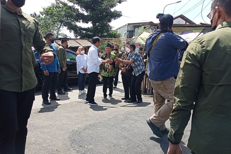 Presiden Jokowi menyebut stok pangan jelang bulan Ramadhan masih tergolong aman. Hal itu, disampaikannya saat melakukan kunjungan kerja ke Pasar Baleendah, Kabupaten Bandung, Jawa Barat.