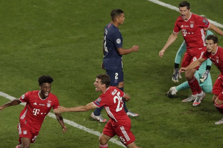 Kingsley Coman (kiri) merayakan golnya bersama rekan satu timnya yang lain pada laga final Liga Champions yang mempertemukan PSG vs Bayern Muenchen di Stadion Da Luz, Minggu 23 Agustus 2020.