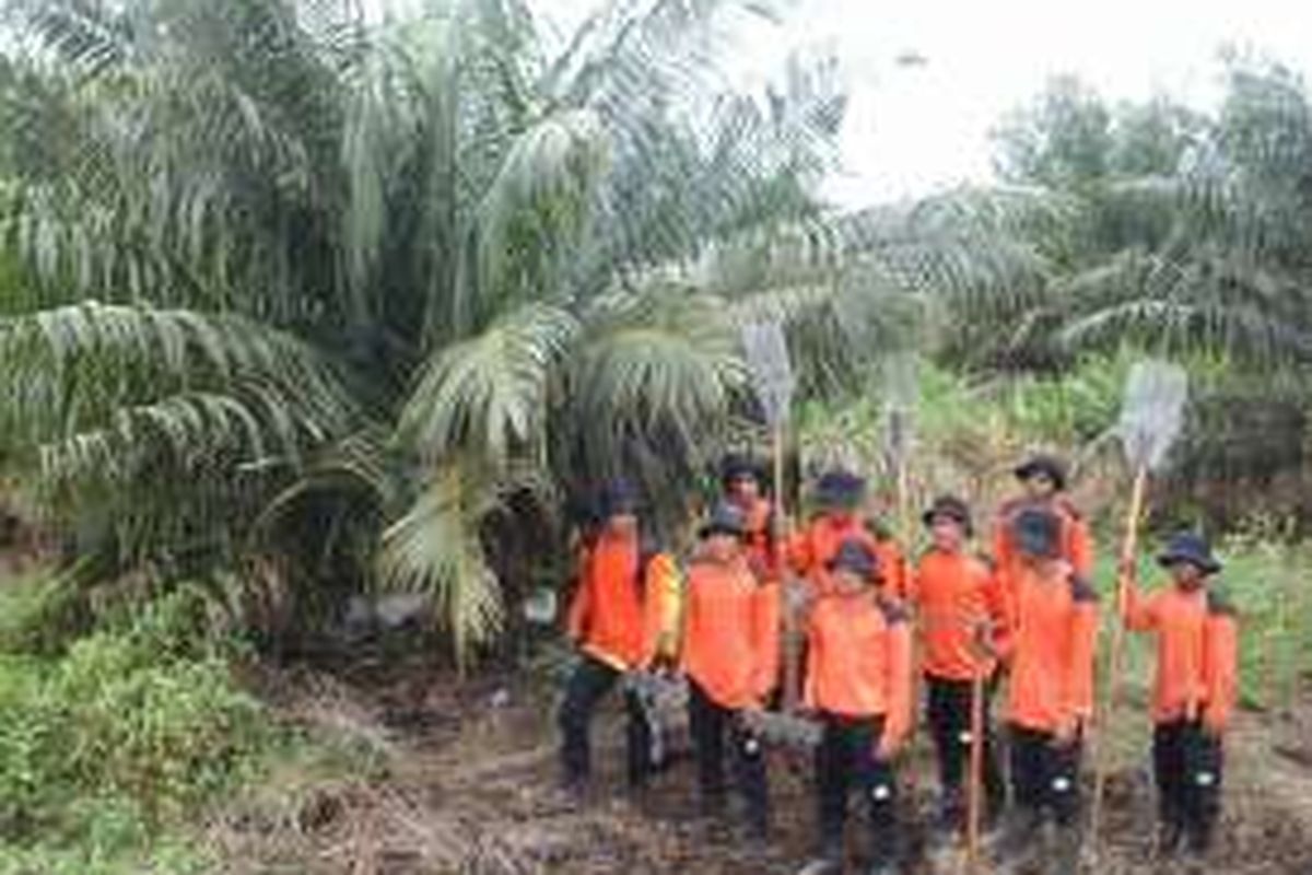 Simulasi pelatihan Masyarakat Peduli Api oleh PT Sari Lembah Subur, di perkebunan sawit Pelalawan, Riau.