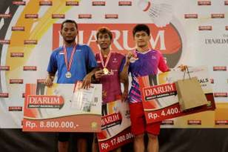 Wisnu Yuli Prasetyo (tengah) keluar sebagai juara tunggal putera  Djarum Sirkuit Nasional (Djarum Sirnas) Li Ning Kalimantan Selatan Open 2016, Sabtu (27/2).