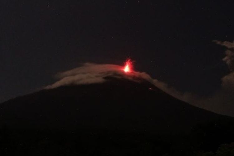 Visual Gunung Ile Lewotolok pada Selasa (20/2/2024) malam