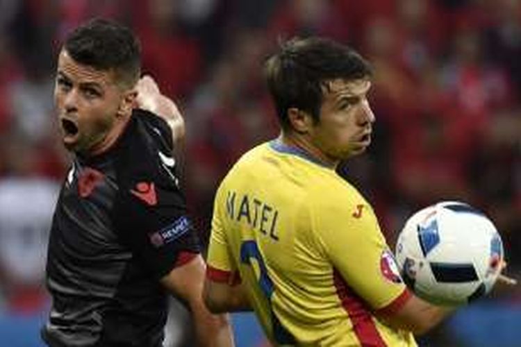 Bek Albania, Andi Lila (kiri), berduel dengan bek Rumania, Alexandru Matel, dalam laga pamungkas Grup A Piala Eropa 2016 di Lyon, Minggu (19/6/2016) waktu setempat.