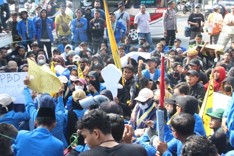 Sejumlah mahasiswa berunjuk rasa di kantor Bupati Probolinggo. 
