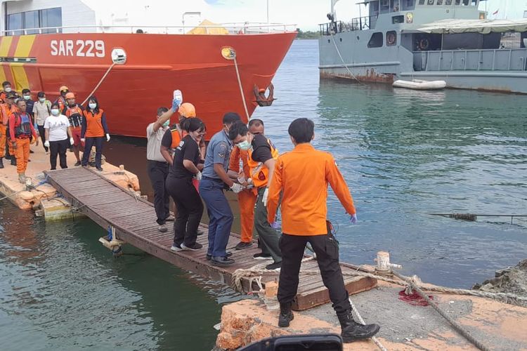 Satu dari empat ABK KM Linggar Patek 89 yang ditemukan selamat dalam kecelakaan kapal di perairan Samudera Hindia, terpaksa harus ditandu saat turun dari KN SAR Arjuna karena dalam kondisi kritis. Korban bersama empat ABK lainnya dilarikan ke RS Surya Husadha untuk mendapat perawatan medis pada Kamis (2/3/2023). Kompas.com/ Yohanes Valdi Seriang Ginta