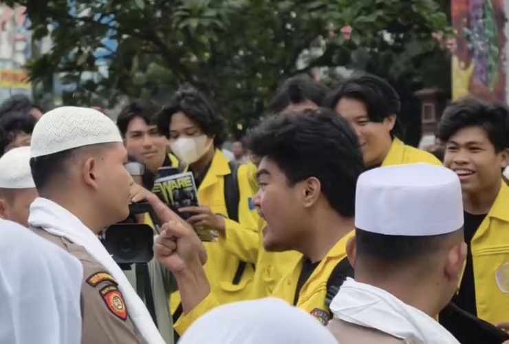 Momen Mahasiswa Tunjuk-tunjuk dan Teriak ke Polisi Saat Demo di Mabes Polri