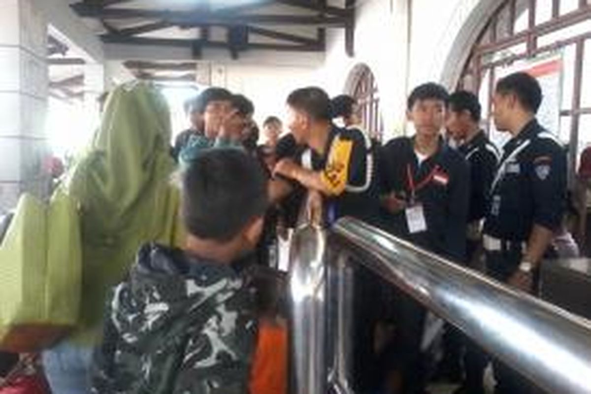 Pemudik yang memilih kereta api sebagai sarana mudik Lebaran mulai memadati Stasiun Pasar Senen, Jakarta, Kamis (1/8/2013). Jumlah pemudik yang menggunakan KA tahun ini mengalami peningkatan lima persen.