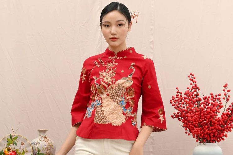 Cheongsam lengan panjang dari toko Nuansa Batik.