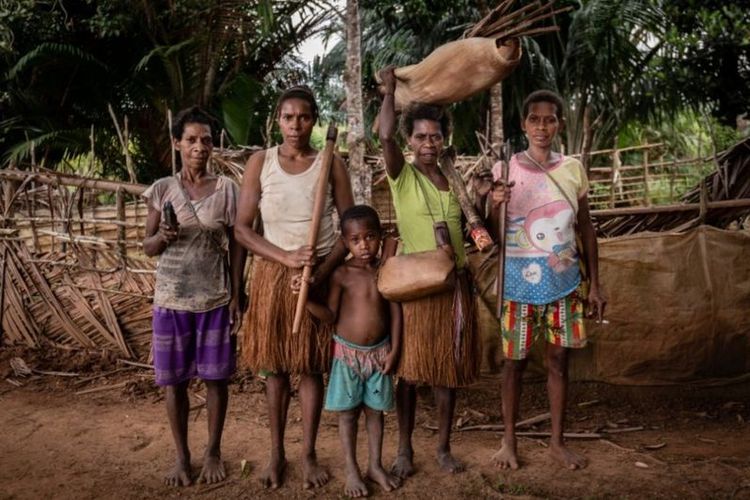 Perempuan suku Auyu di Boven Digoel, Papua, memamerkan peralatan yang mereka gunakan saat pergi ke hutan atau mengumpulkan sagu.