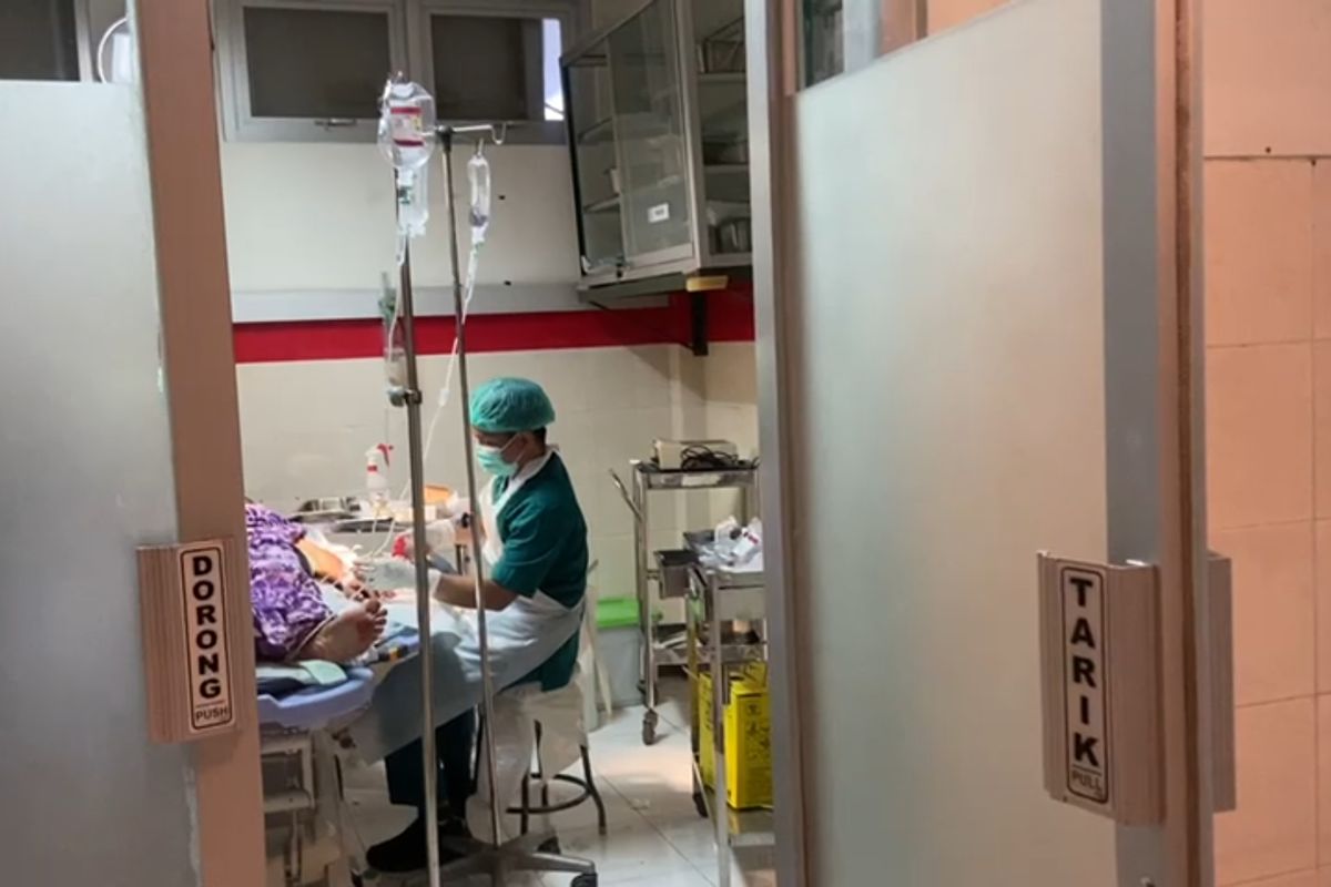 Kasmirah (60), pemilik hotel di kawasan wisata Telaga Ngebel sementara dirawat di RSUD dr. Hardjono setelah mengalami sejumlah luka akibat dirampok seorang perempuan yang berpura-pura menjadi tamu hotel miliknya, Kamis (2/11/2023).