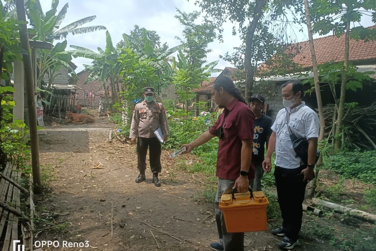 Petugas saat olah TKP seorang warga Semanding, Kecamatan Pagu, Kabupaten Kediri, Jawa Timur, yang tewas saat kawinkan sapi, Rabu (16/11/2022).