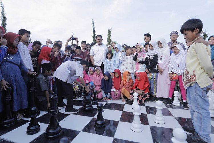 Wali Kota Semarang Hendi menyaksikan anak-anak bermain catur raksasa pada peresmian Taman Kedondong yang sekarang sudah direnovasi menjadi Taman Kreatifitas Anak (TKA).
