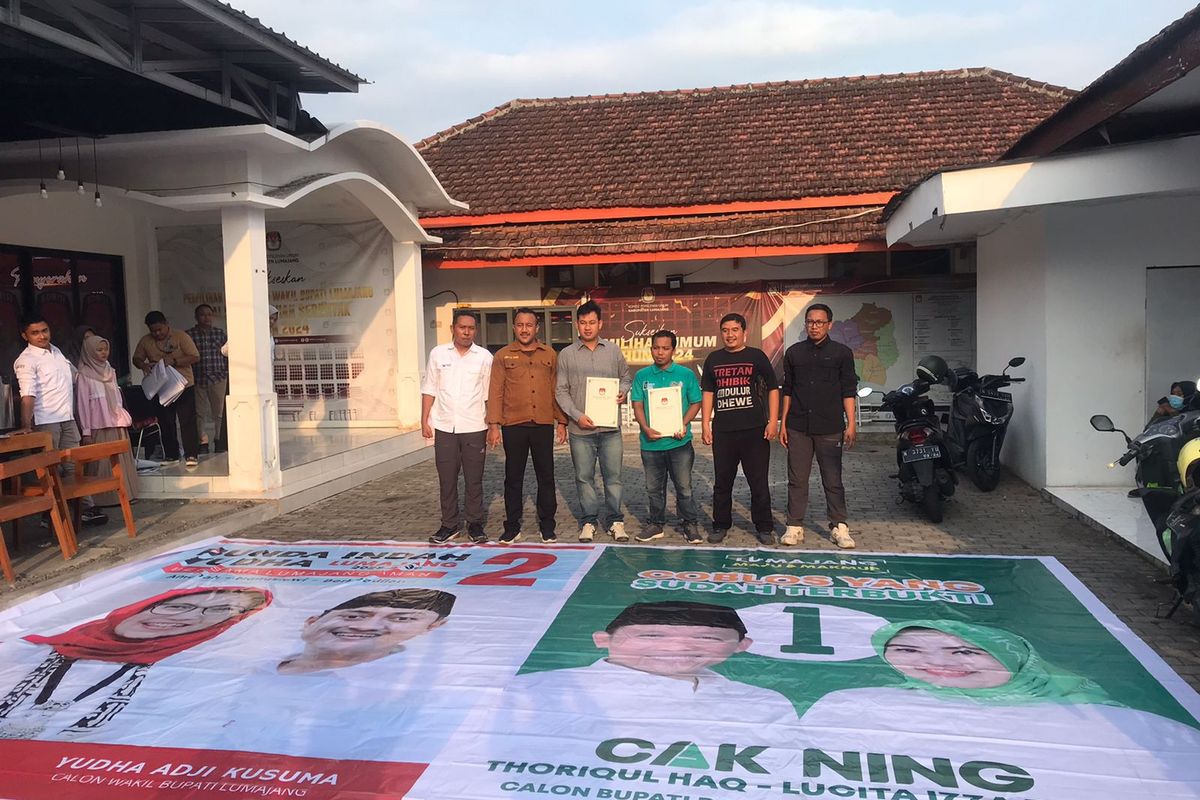 Tim pemenangan paslon pilkada di Lumajang terima APK dan BK dari KPU Lumajang, Selasa (15/10/2024)
