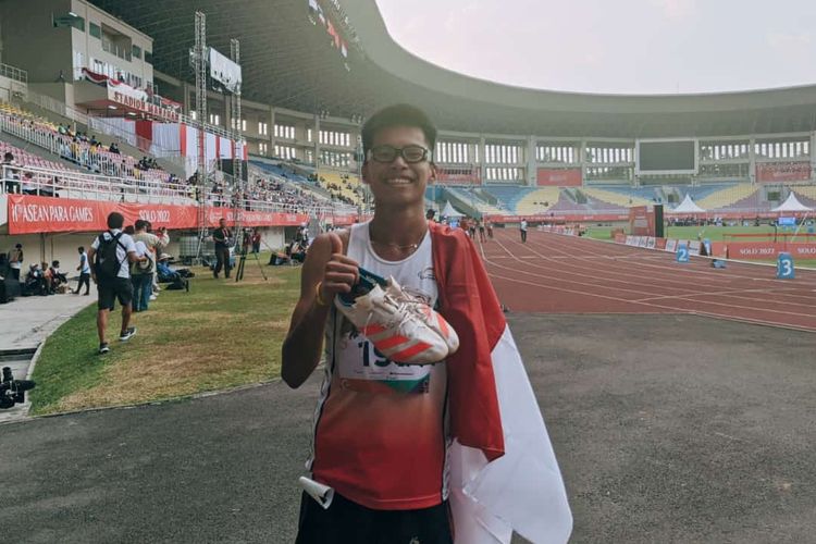 Ekspresi Figo Saputra usai memenangi lomba lari nomor 400 meter putra kelas T46 pada cabang olahraga para-atletik ASEAN Para Games 2022 yang digelar di Stadion Manahan, Solo, pada Rabu (3/8/2022).