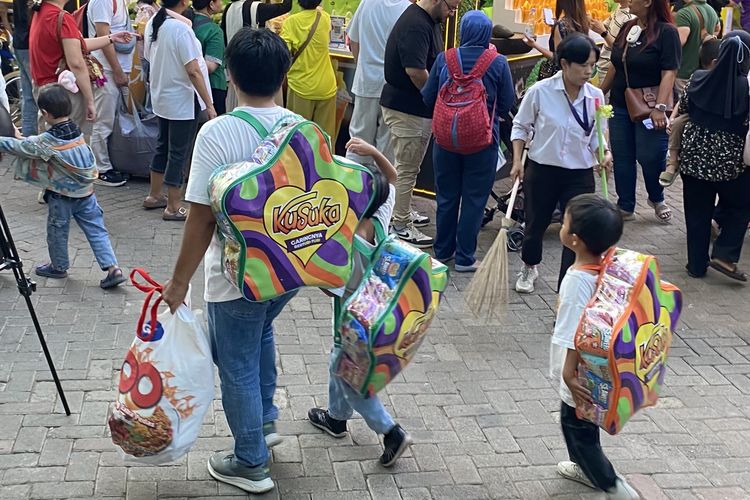 PRJ 2026 Diserbu Jastip, Omzet Tembus Belasan Juta dari Titip Beli Snack dan Fesyen