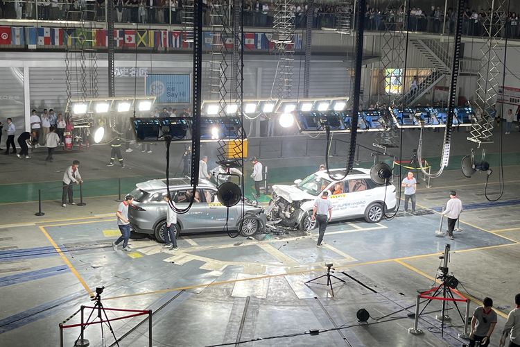 Uji Tabrak di fasilitas crash test milik Chery di Wuhu, China.