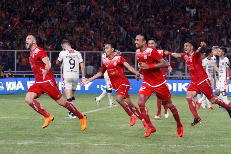 Para pemain Persija Jakarta merayakan gol Marko Simic ke gawang Bali United pada final Piala Presiden 2018 di Stadion Utama Gelora Bung Karno, Sabtu (17/2/2018).