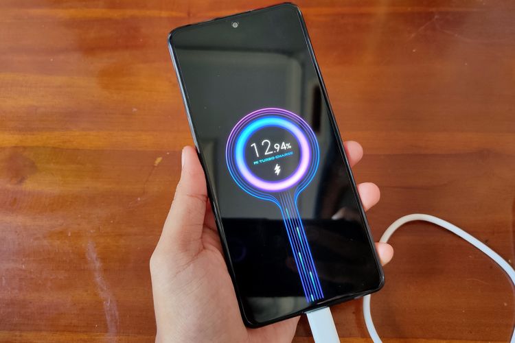 Redmi Note 10 Pro dibekali baterai berkapasitas 5.020 mAh yang sudah mendukung fast charging 33 watt.