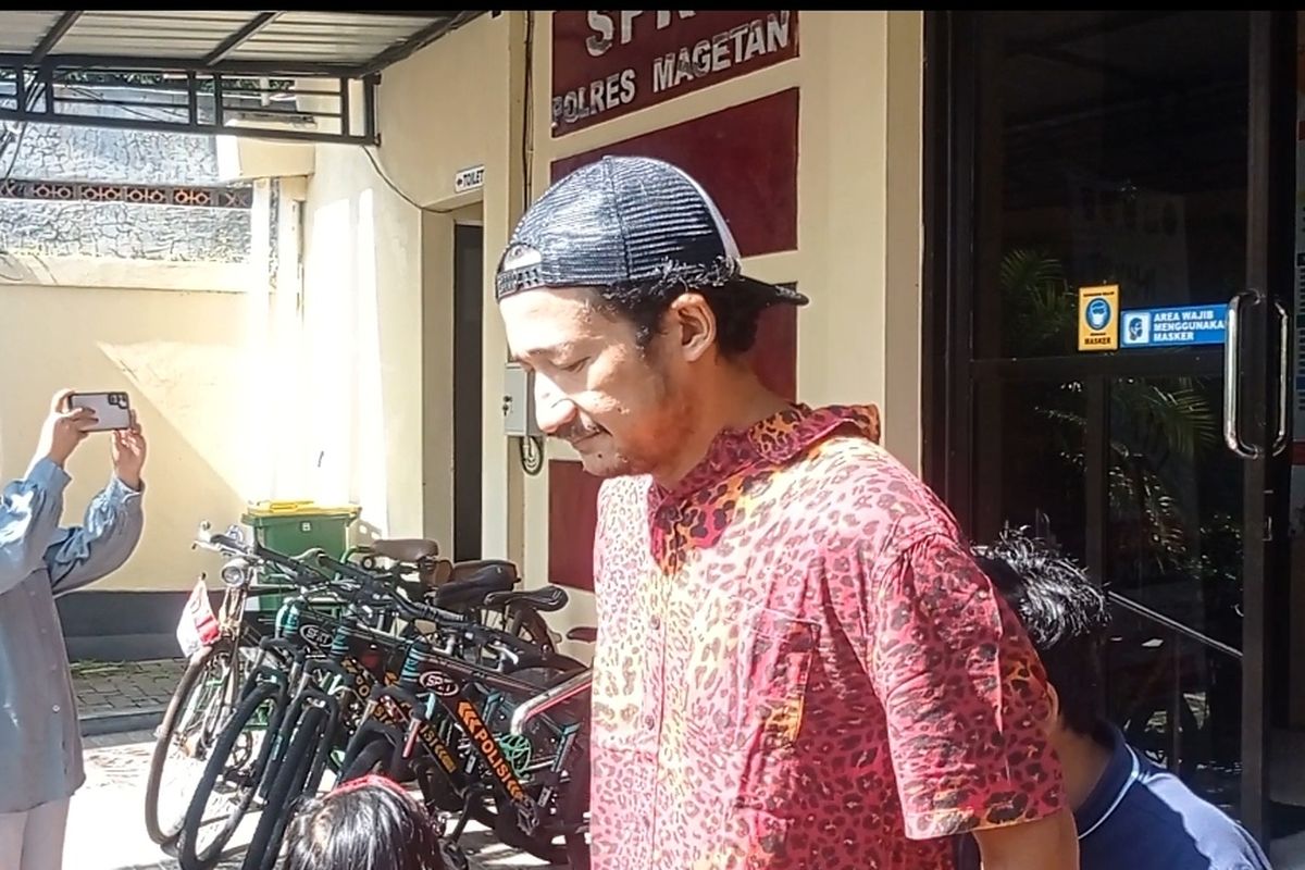 Isa Bajaj melaporkan dugaan kekerasan yang diterima anaknya saat bermain di alun alun Kabupaten Magetan. Anak Isa ditendang oleh pria yang mengenakan kacamata hingga menimbulkan luka berdarah pada bagian sensitif korban.