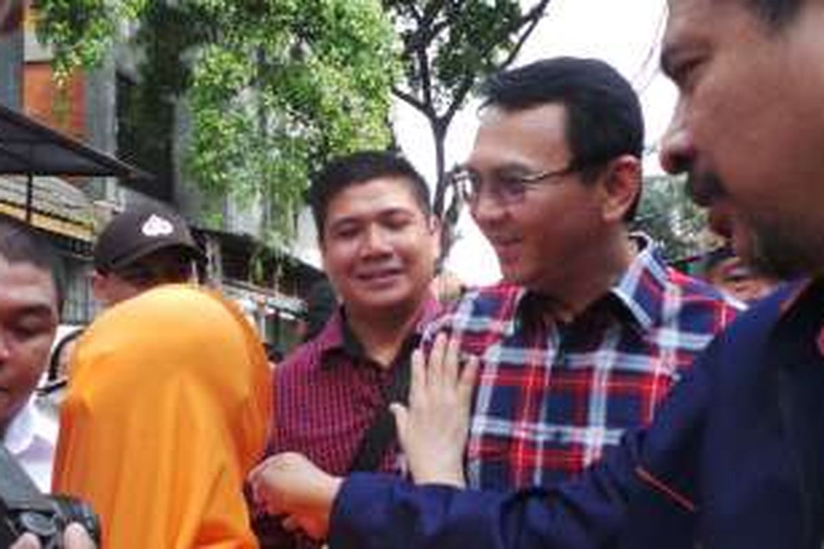 Calon gubernur DKI Jakarta Basuki Tjahaja Purnama atau Ahok berkampanye di Petojo Utara, Jakarta Pusat, Selasa (8/11/2016).