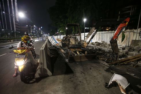 Demo UU Cipta Kerja Rusuh, Separator Busway di Jakarta Pusat Rusak Parah