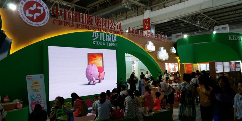 Stan khusus anak-anak milik China Publishing Group tampil dengan dominasi warna hiaju dalam acara Beijing International Book Fair 2017 yang diadakan pada 23-27 Agustus 2017 di Beijing, China.