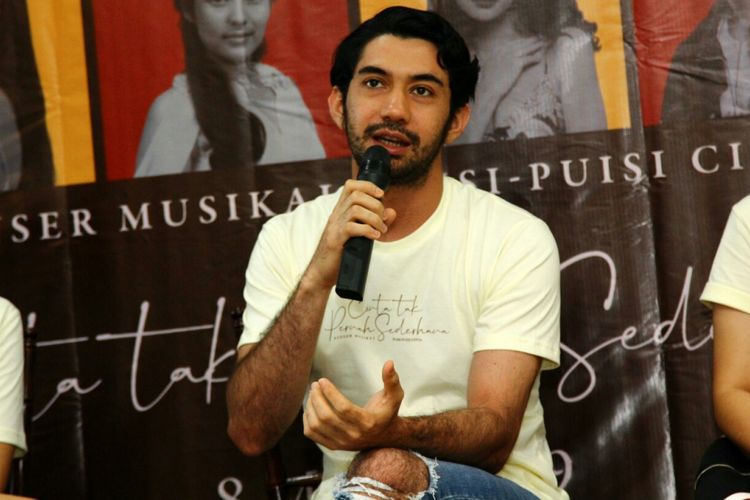 Aktor Reza Rahadian dalam jumpa pers di gedung Balai Pustaka, kawasan Jatinegara, Jakarta Timur, Jumat (8/3/2019).