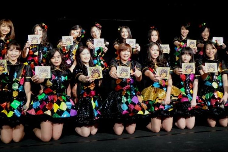16 member JKT48 yang berhasil masuk dalam tim Senbatsu diabadikan dalam jumpa pers di Theatre JKT48 di fX Plaza, Jakarta Pusat, Selasa (31/5/2016).