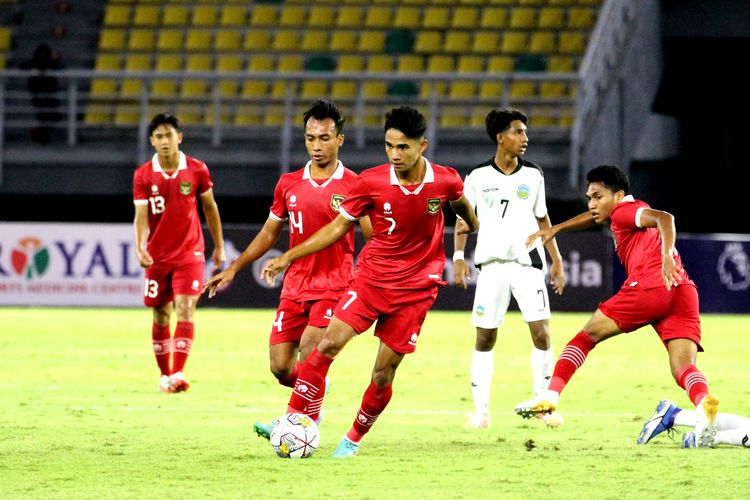 Penampilan Marselino Ferdinan saat Timnas Timnas U20 Indonesia vs Timor Leste pada pertandingan pertama Grup F Kualifikasi Piala Asia U20 2023 di Stadion Gelora Bung Tomo, Surabaya, pada Rabu (14/9/2022) malam WIB. Timnas Indonesia selanjutnya akan melawan Hong Kong. Laga timnas Indonesia vs Hong Kong digelar di stadion yang sama pada Jumat (16/9/2022) pukul 20.00 WIB. 