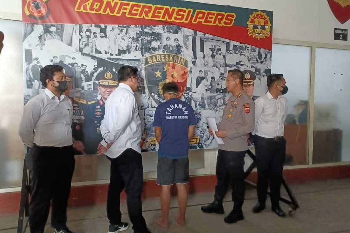Lagi-lagi guru ngaji di Kabupaten Bandung Cabuli santrinya, YHS alias S (19) terpaksa diamankan jajaran Satreskrim Polresta Bandung lantaran mencabuli ketiga santrinya yang masih di bawah umur.