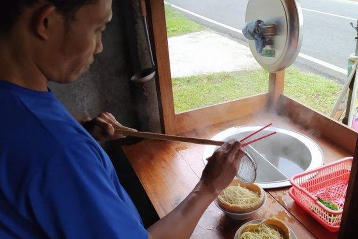 Mi ayam mangkuk bakso di Warung Mi Ayam Bang Poel, Magelang, Jawa Tengah. 