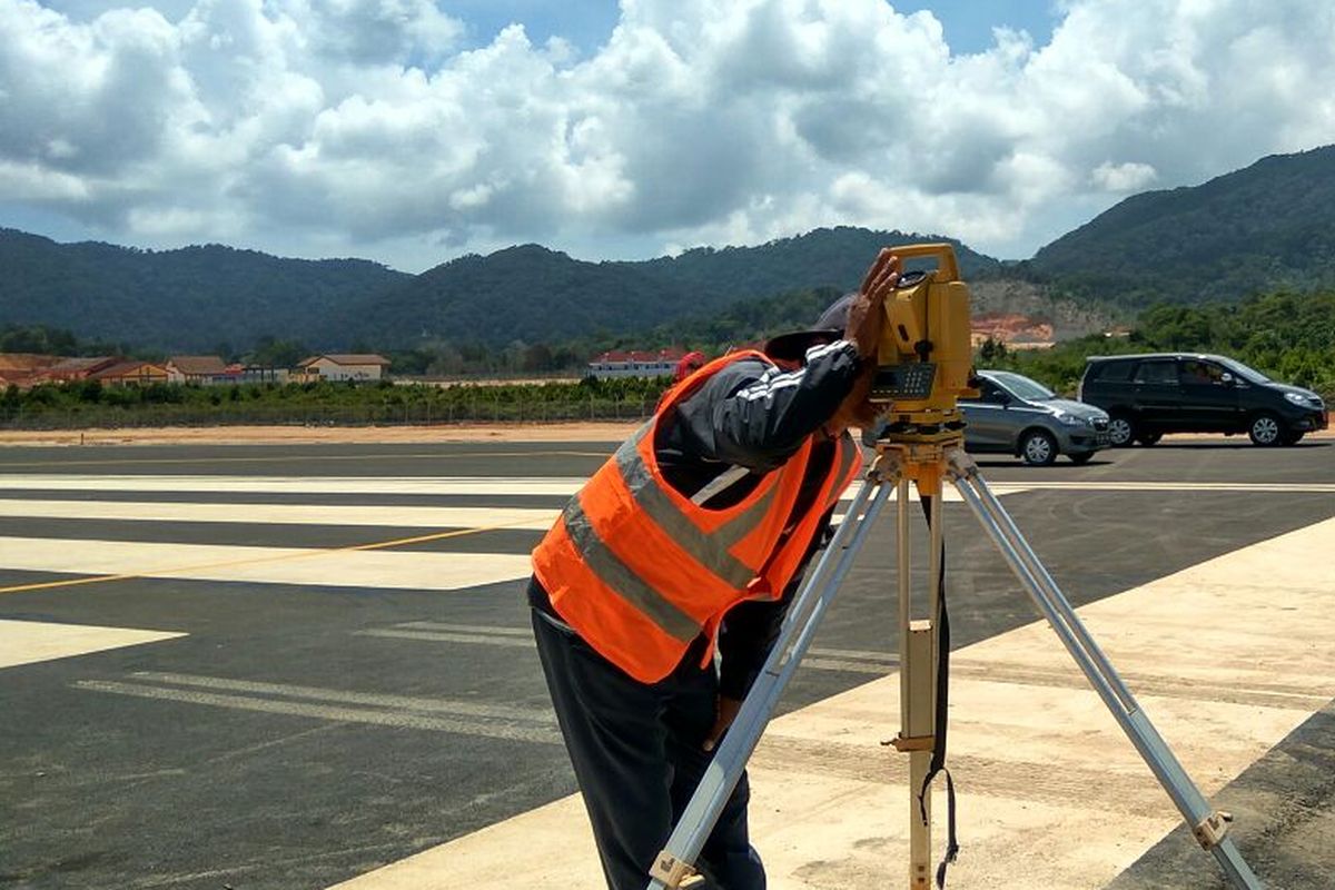 Pembangunan Bandara Letung di Kabupaten Kepulauan Anambas, Provinsi Kepulauan Riau, Minggu (26/2/2017)