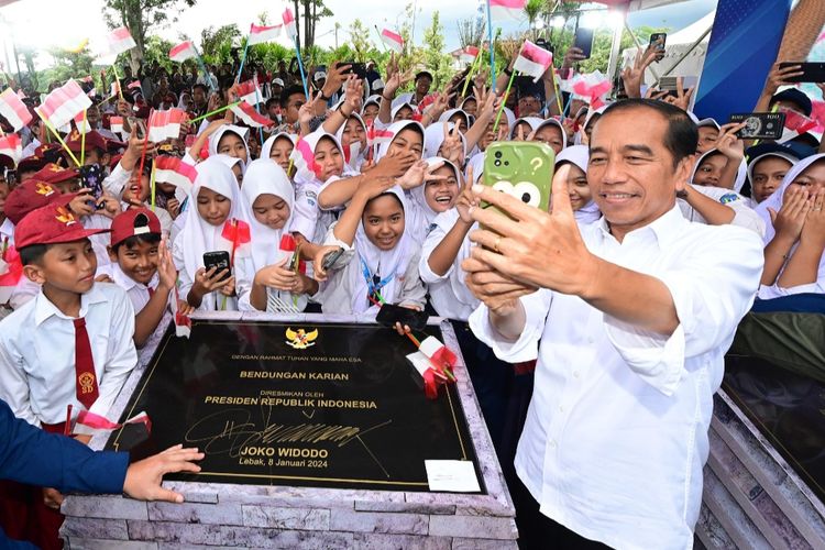 Presiden Joko Widodo saat berfoto selfie bersama siswa-siswi SMP di Lebak, Banten, Senin (8/1/2024).
