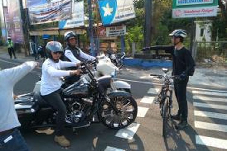 Foto dari warga Yogya:
Erlanto Wijoyono saat menghadang konvoi Harley di Perempatan Condongcatur Depok Sleman