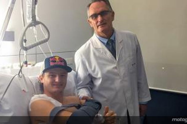 Pebalap LCR Honda asal Australia, Jack Miller (kiri), berpose bersama dokter Xavier Mir setelah menjalani operasi pengangkatan pelat pada bahu kanan di Quiron Dexeus University Hospital, Barcelona, Selasa (2/12/2014).