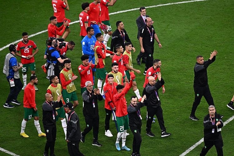 Pemain Maroko bertepuk tangan untuk pendukung mereka setelah kalah dari Perancis pada semifinal Piala Dunia 2022 yang berlangsung di Stadion Al Bayt, Al Khor, Qatar, Kamis (15/12/2022) dini hari WIB. Maroko yang mengukir catatan bersejarah di Piala Dunia 2022 akan mendapat sambutan meriah saat kembali ke negaranya, Selasa (20/12/2022).