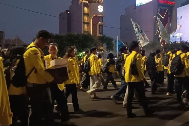 Demo BEM UI Berakhir, Massa Tinggalkan Sudirman dengan Bernyanyi Bersama