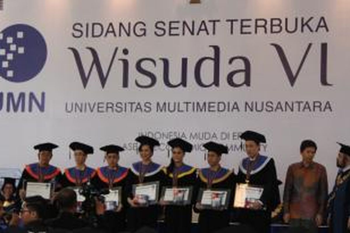 Dr Ninok Leksono, Rektor UMN (kanan), pada Wisuda VI UMN di Universitas Multimedia Nusantara, Sabtu, (24/11/2014). Tahun ini UMN meluluskan 512 wisudawan.  