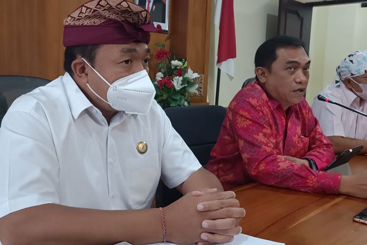 Kepala Dinas Kesehatan (Kadinkes) Bali I Nyoman Gede Anom, (tengah) bersama Kepala BBPOM Denpasar I Made Bagus Gerametta (Kiri)dan Ketua Ikatan Dokter Anak Indonesia (IDAI) Bali, IGN Sanjaya Putra (Kanan) saat konferensi pers di Kantor Dinkes Bali pada Sabtu (29/10/2022). Kompas.com/ Yohanes Valdi Seriang Ginta