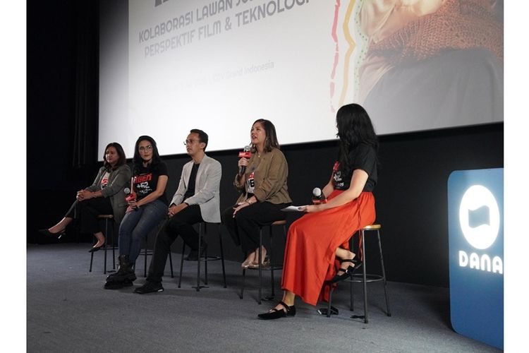 (Ki-Ka) Orchida Ramadhania (produser film Agen+62, Rieke Diah Pitaloka (Pemeran utama film Agen+62), Direktur Pengawasan Sertifikasi dan Transaksi Elektronik Kementerian Komunikasi dan Digital Teguh Arifiyadi, dan Director of Communications DANA Indonesia Olavina Harahap dalam sesi talk show usai acara nonton bareng (nobar) film Agen+62.