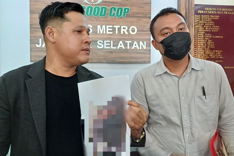 Achmad Rulyansyah, paman sekaligus kuasa hukum korban pencabulan kakek berinisial S di Kebayoran Lama, Jakarta Selatan, saat ditemui di Mapolres Metro Jakarta Selatan, Jumat (27/10/2023).