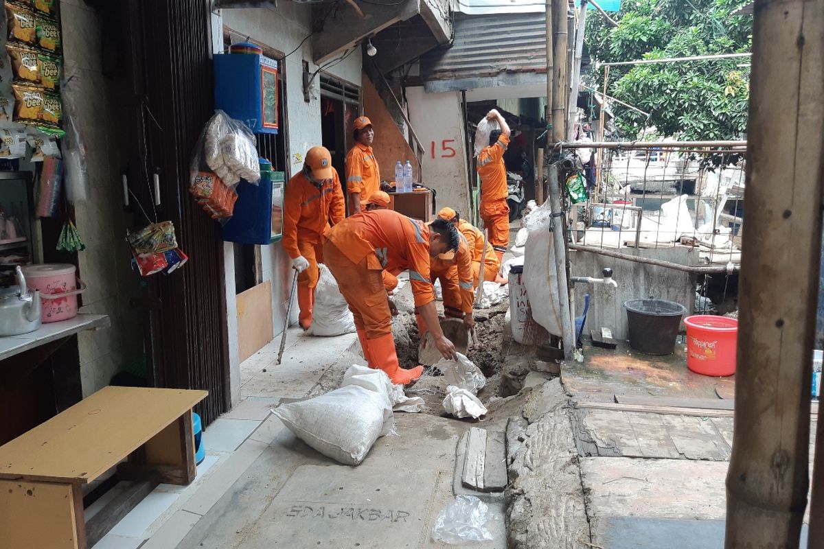 Petugas sedang memasang tangki septik di Gang Sekretaris I, Tanjung Duren Utara, Jakarta Barat, Senin (28/10/2019)
