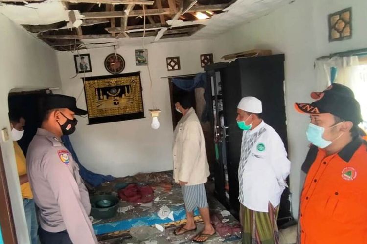 Kondisi rumah di Kabupaten Cianjur, Jawa Barat, yang nyaris porak poranda akibat ledakan tabung gas elpiji 3 kg, Kamis (7/10/2021).