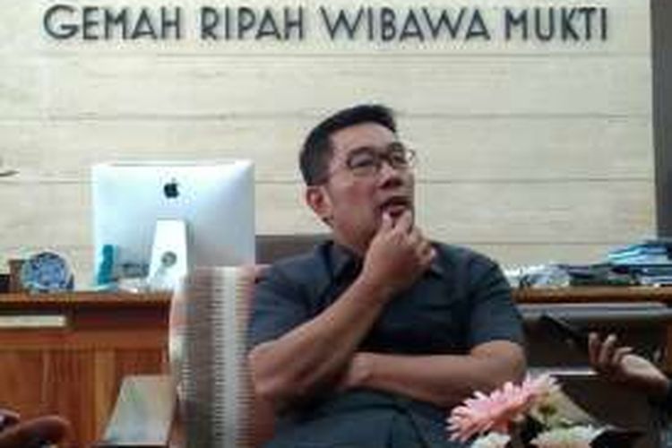 Wali Kota Bandung Ridwan Kamil saat diwawancarai wartawan di ruang kerjanya, Balai Kota Bandung, Senin (11/7/2016)