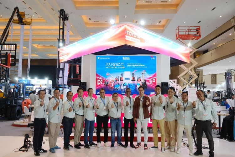 Foto bersama seluruh Manajerial Traktor Nusantara Group. 